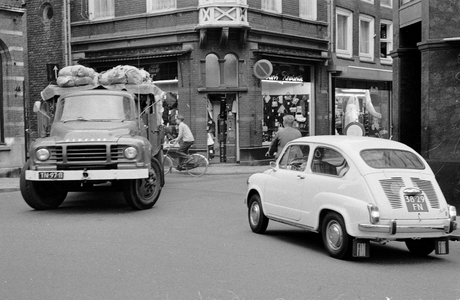 127514 Afbeelding van het afsluiten voor auto's op de woensdagmiddag van de Choorstraat te Utrecht, ter hoogte van de ...